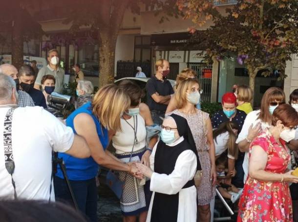 LA ABADESA ENTRE EL PUBLICO