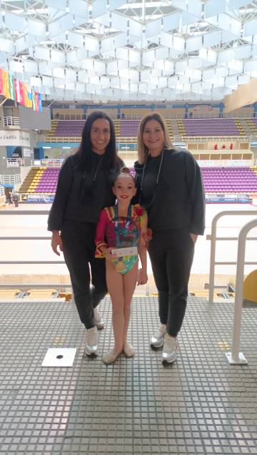 Las entrenadoras Monica Delgado y Vero Gomez con la campeona