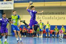 Charly Perez en una jugada de ataque morado