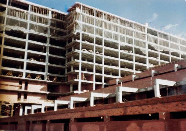el hospital durante su construccion 1980