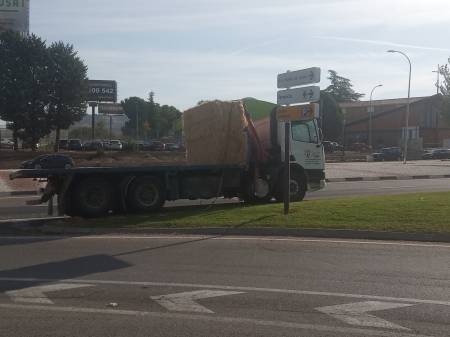 el camion que ha perdido la paja