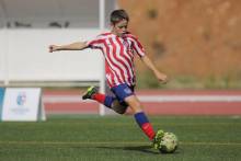 Diego López en el momento de colgar el esférico en el área enemiga