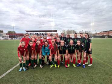 Foto de familia con los dos equipos del Dinamo posando antes del enfrentamiento Foto del club