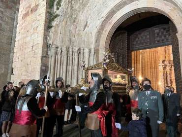 Semana Santa Sigüenza Armaos portan féretro 6