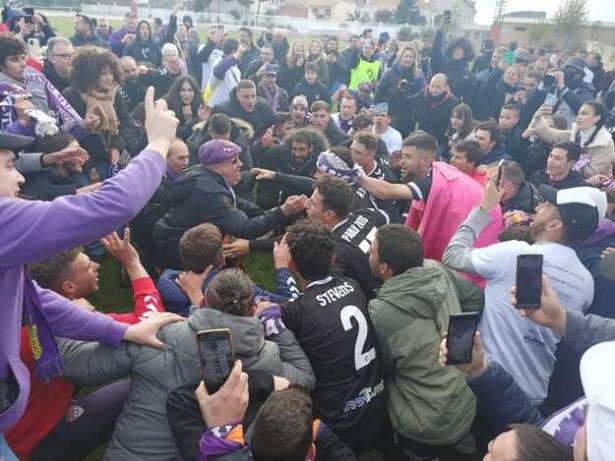 Deportivo Ascenso La afición se echa al campo tras acabar el partido Foto Luis Blasco 1