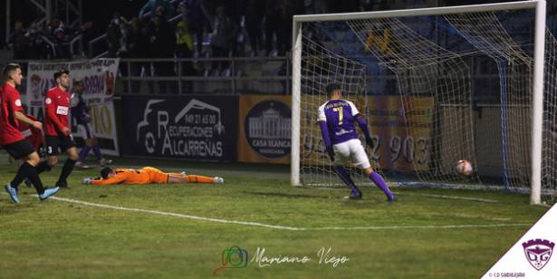 En la foto de Mariano Viejo C.D. Guadalajara vemos a Ivan Moreno anotando un gol al HOgar Alcarreño 1