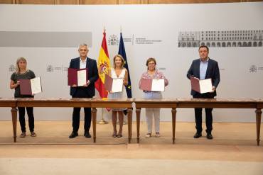 Firma protocolo Agenda Urbana Mancomunidad Alto Tajo con Ministerio