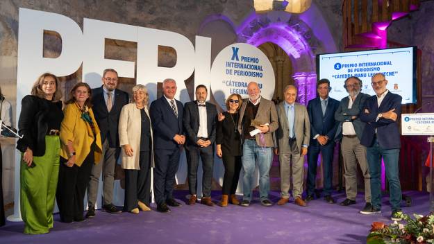 Premio Manu Leguinece periodismo 2022 Vega foto familia