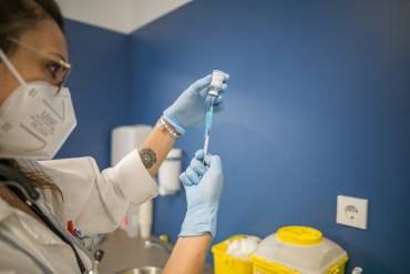 enfermera vacuna inyeccion