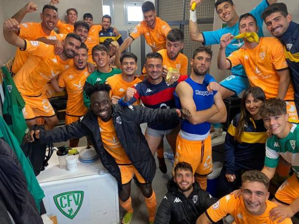 Alegría del Villanovense al final del partido ante el Guadalajara Foto C.F. Villanovense 1