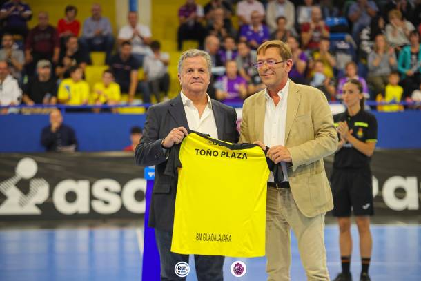 El Predidenete del BM. Guadalajara Alejandro Ortiz en el homenaje a Toño Plaza 1