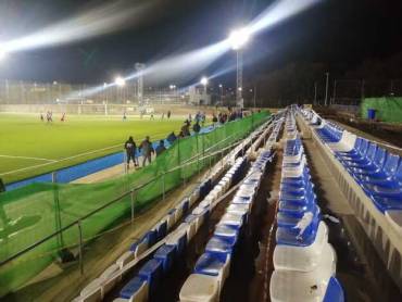 Mas de la mitad de la grada inutilizada por unas obras a destiempo