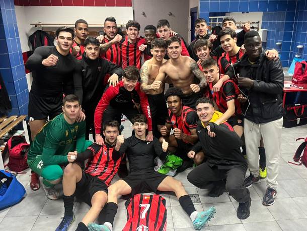 Imagen de la alegría rojinegra tras vencer al Bargas en un partido de infarto Foto C.D. Azuqueca