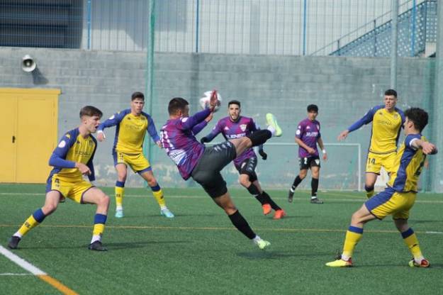 Acrobático remate de Santano que está de dulce. Foto C.D. Guadalajara 1