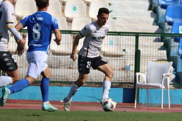 Pablo Zotes conduce el esférico en el encuentro del Deportivo en Melilla Foto C.D. Guadalajara 1