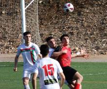 Antolín pugna con tres defensas del Cabanillas Foto Luis Blasco 1 1