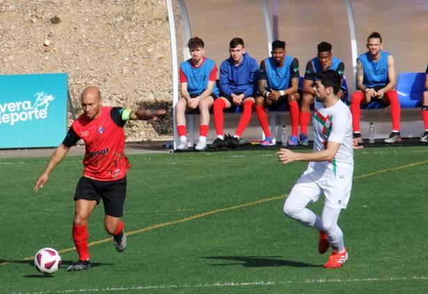 Rony lanza en largo sobre un compañero en el derbi ante el Cabanillas Foto Luis Blasco 1 1