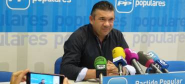 jose maria saiz durante una ruenda de prensa en la sede del pp de cuenca