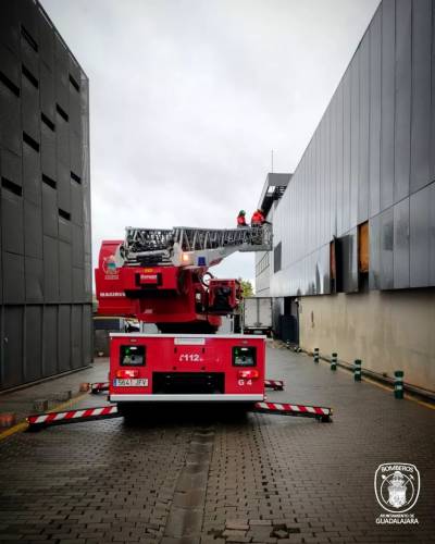 Bomberos retiran planchas en Ferial Plaza por el fuerte viento