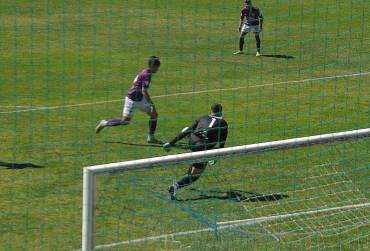Deportivo GU  - Cacereño Deportivo GU  - Cacereño Clara oportunidad de gol del Deportivo en el segundo tiempo.  Foto Luis Barra.