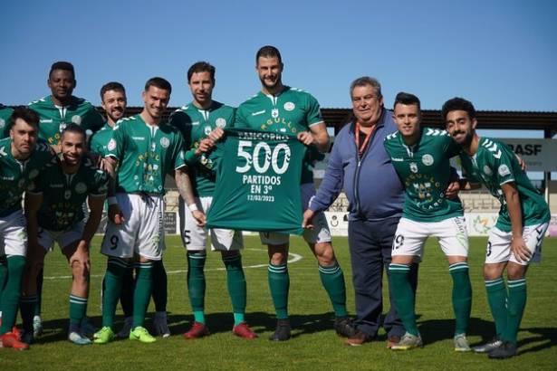 El Marchamalo homenajea a Pancorbo por sus 500 partidos en Tercera División Foto C.D. Marchamalo 1