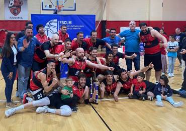 El equipo celebra junto al alcalde azudense José Luis Blanco el ascenso a Liga EBA 1