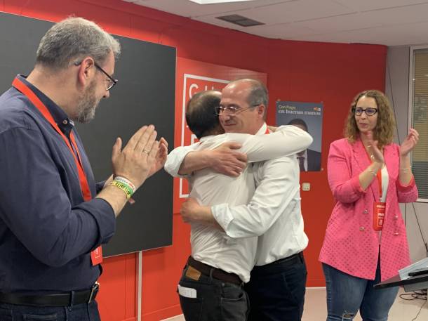 elecciones 28 M page- rojo abrazo