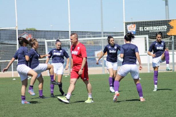 Alberto Mendoza renueva y cumplirá su tercera campaña en el club 1