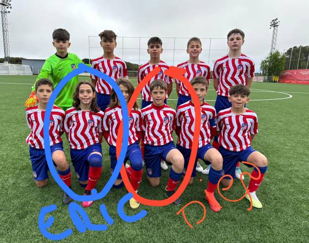 Los dos jugadores formando con su equipo esta temporada