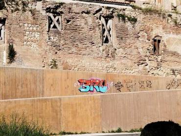 Pintada grafiti pasarela Alcázar de Guadalajara 1