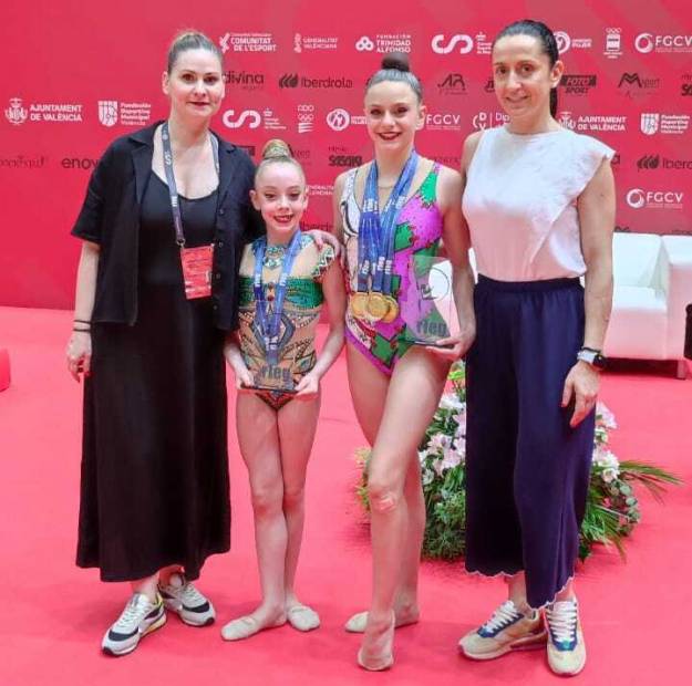Valeria y Aimara junto a sus entrenadoras Vero Gómez y Mónica Delgado 1