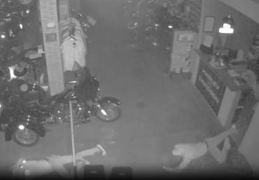 Guardia Civil ladrones arrastrándose en nave