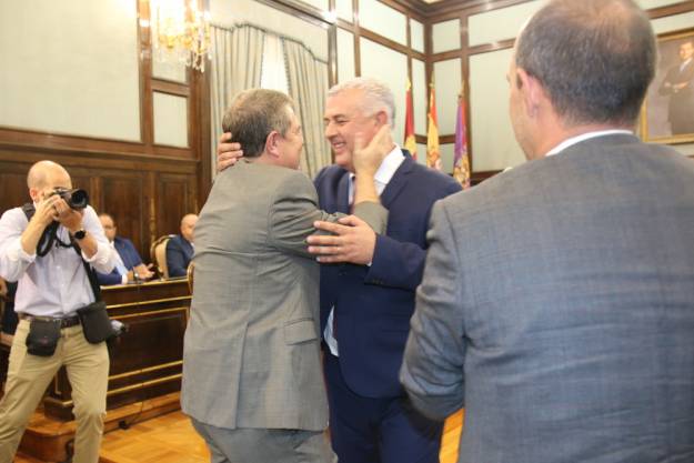 8 Constitución de la Diputación - Vega felicitado por Page