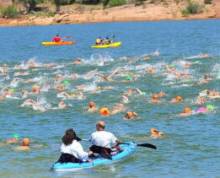 Foto de archivo de la prueba de natación del Triatlón de Pálmaces 1
