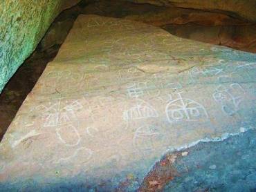 Petroglifos Canales de Molina Peña Escrita 2