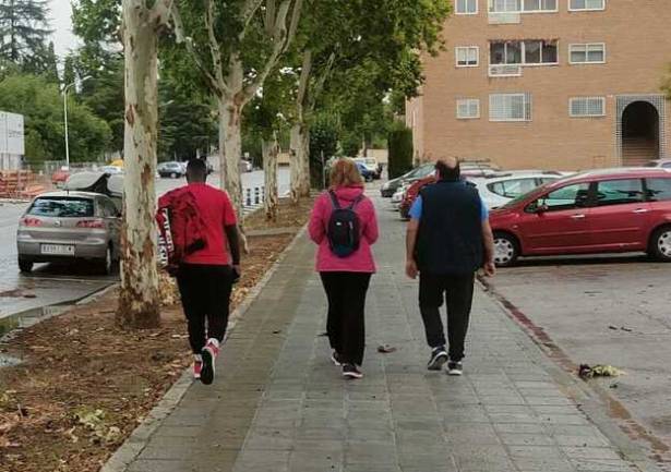 Tormenta DANA -SPT paseante sin paraguas 1