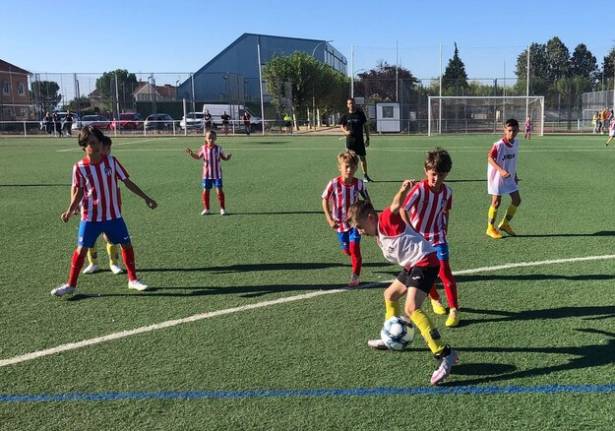 Imagen de uno de los partidos del I Trofeo de fútbol base de Yunquera 1