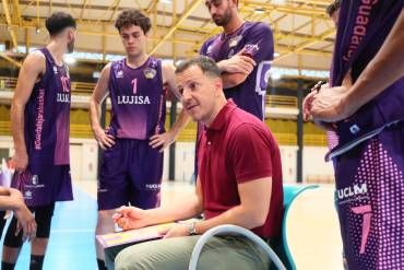 Román Peinado dando insrtrucciones a sus jugadores en la victoria de Torrelodones
