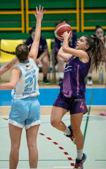 Ferial Plaza venció al Polígono en un gran partido. En la foto Henar de la Orden lanza a canasta 1