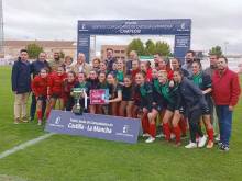 Las dinamistas celebran el segundo puesto obtenido en el XX Trofeo de fútbol femenino JCCM
