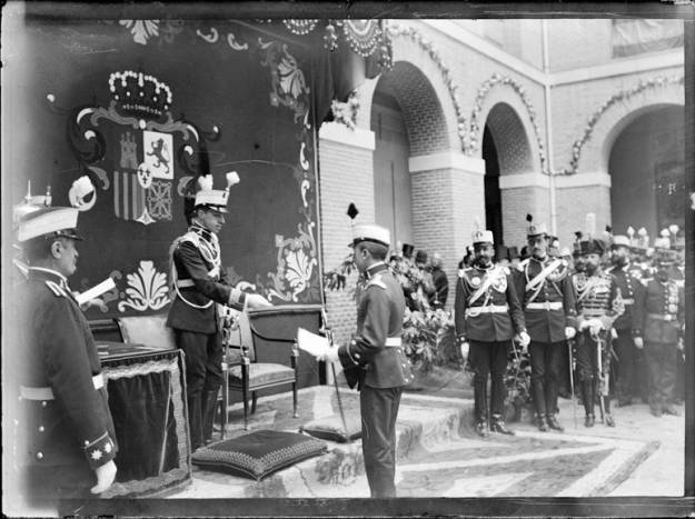 1909 EL REY EN LA ACADEMIA DE INGENIEROS.  EL REY ALFONSO XIII DURANTE LA ENTREGA DE DIPLOMAS EN EL PATIO DE LA ACADEMIA DE INGENIEROS DE GUADALAJARA
