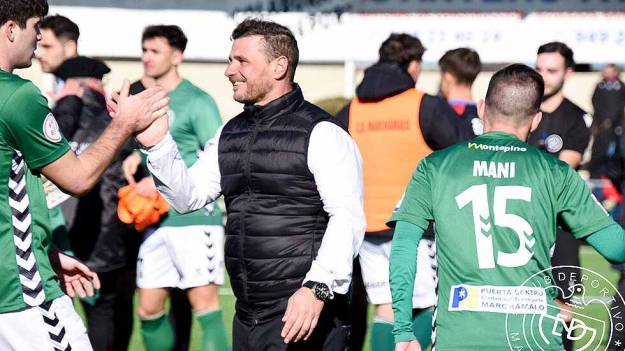 Aitor Gómez celebra con sus jugadores la victoria ante un difícil Quintanar Fto C.D. Marchamalo