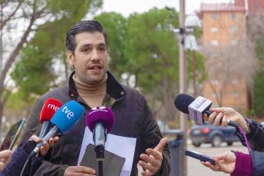 José Luis Alguacil concejal de Medio Ambiente y detrás estación calidad de aire 1