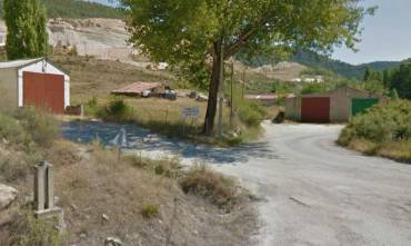 Poveda de la Sierra, cruce de la carretera CM 21 con la entrada a la mina Caobar. Foto: Google Maps