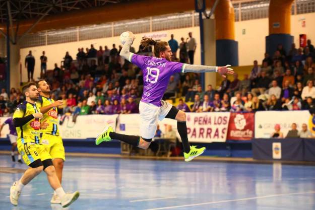 Chiuffa vuela para anotar un gol en la victoria ante Trops Mälaga Foto DXTENGUADA - Santi Molina