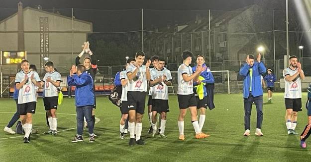 Los jugadores de la Academia celebran el triunfo final ante San José Obrero 1