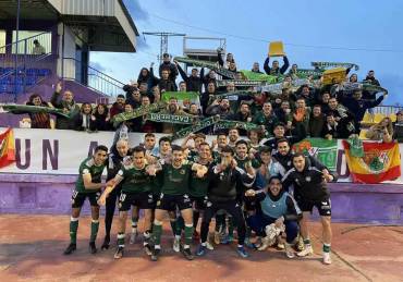 Un Cacereño eufórico celebra su victoria en el Escartín Foto CP. Cacereño