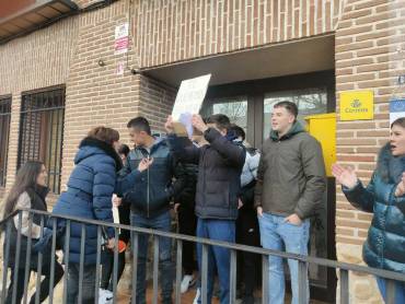 Concentración en Fontanar contra alcalde