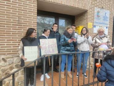 Concentración en Fontanar contra alcalde 2