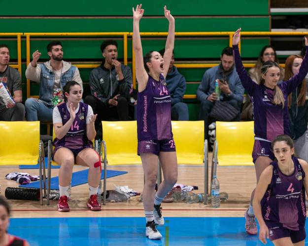 Las jugadoras de Ferial Plaza celebran el triunfo ante Grupo 76 Alkasar 1